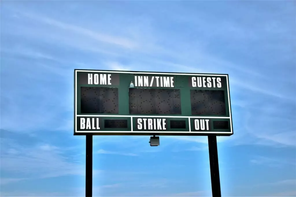 tabellone segnapunti con punteggi e inning in una partita di baseball