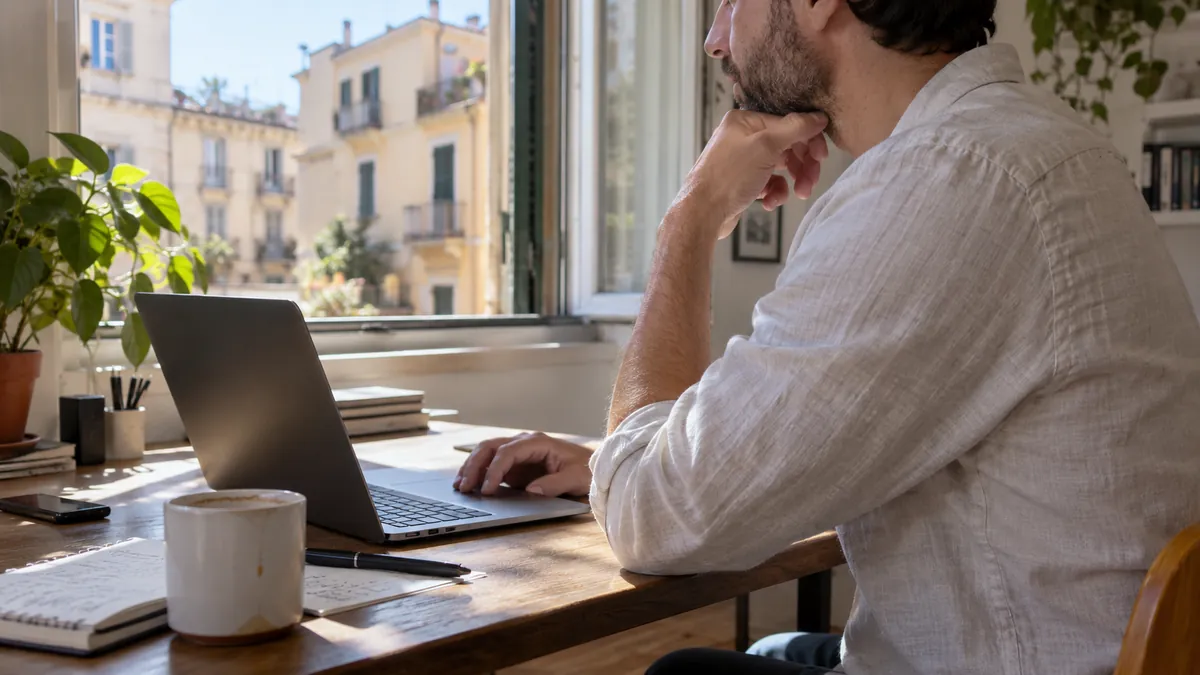 Ricercatore al computer vicino a una finestra
