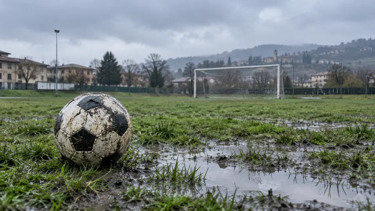Pallone e campo di calcio dopo la pioggia