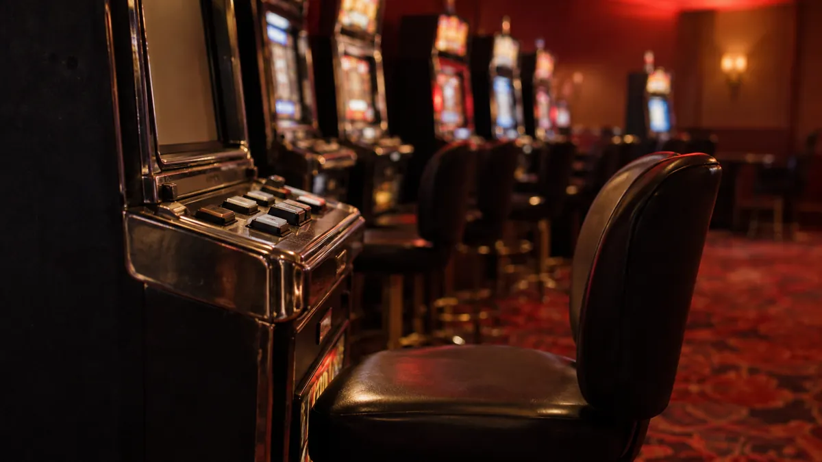 Pulsantiera di una slot e sgabello in una sala da gioco